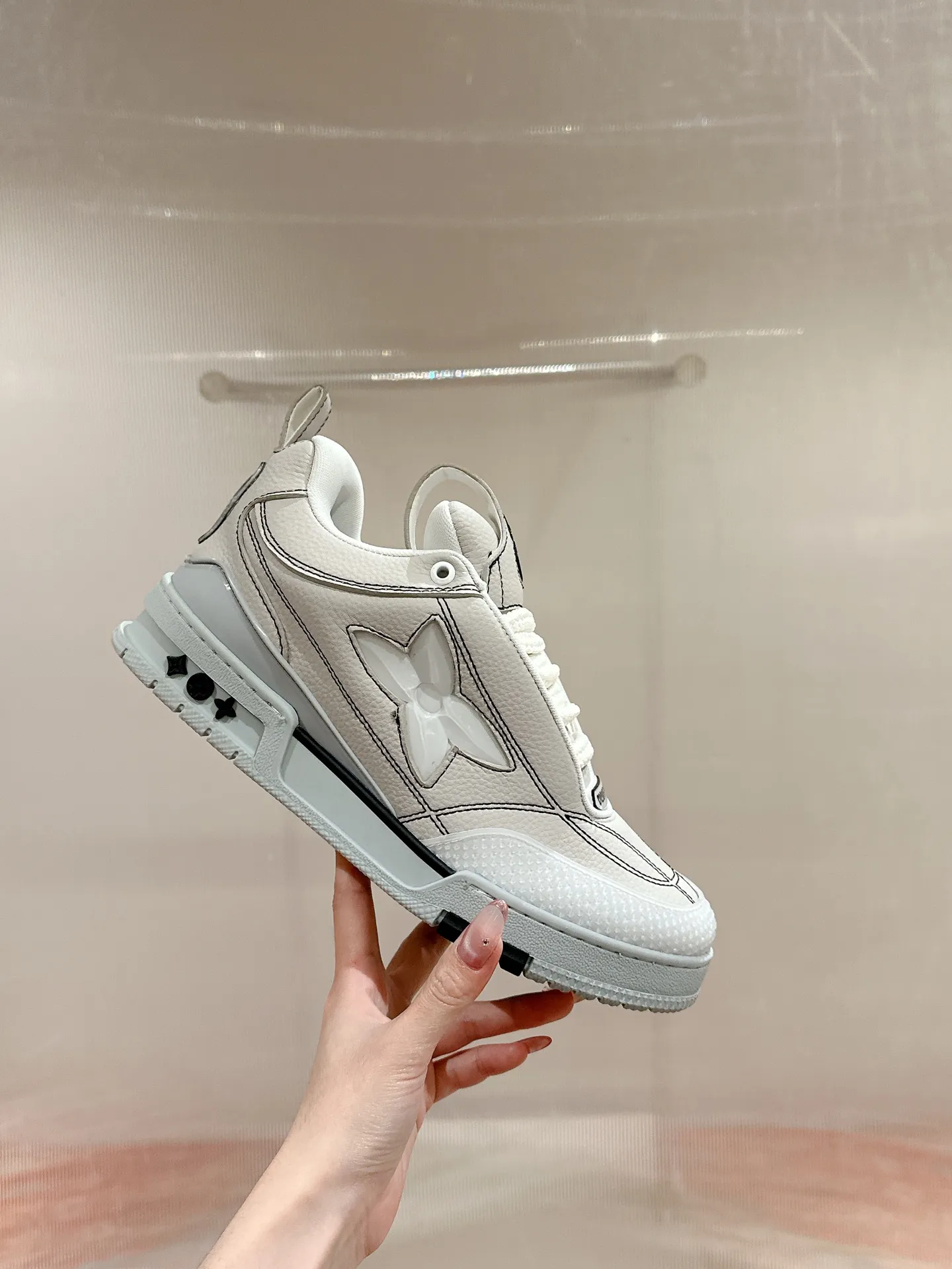 👟👟Ex-factory price 800👟👟 LV donkey brand L SKATE series latest color matching Tariner sneakers four-leaf clover skate shoes couple style retro basketball shoes original purchase development and production This LV Skate sneaker is decorated with colorful details on the grained cow leather shoe body, echoing the leather goods and ready-to-wear series of the season. A gradient Monogram flower blooms on the side of the sneaker. The padded tongue and Mini Monogram fabric-lined collar show the inspiration of skate shoes in the 1990s ▪️Material: original customized first-layer cowhide ▪️Inner lining: imported breathable mesh ▪️Sole: original open-molded non-slip TPU material ▪️Sole thickness: 3.5cm ▪️Size: Female 35-40 Male 39-44 (Female 41, Male 45.46 customized, non-returnable)